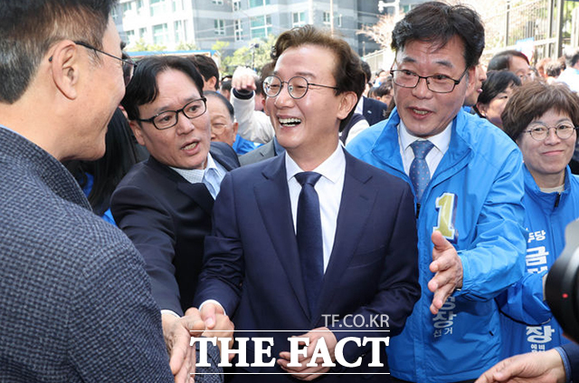 부산시장 출마 선언을 마친 전재수 의원이 지지자들과 거리 인사에 나서며 기념사진을 남기고 있다. /부산=뉴시스