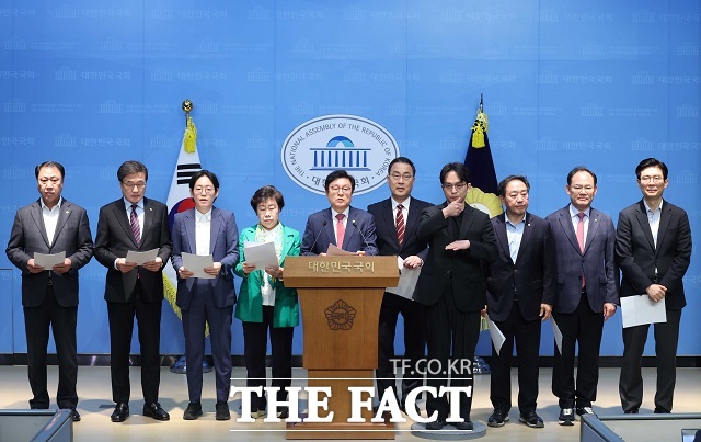 국회 예산결산특별위원회 박형수(가운데) 국민의힘 간사와 의원들이 2일 오전 서울 여의도 국회 소통관에서 정부 추경안 관련 입장 발표를 하고 있다. /뉴시스