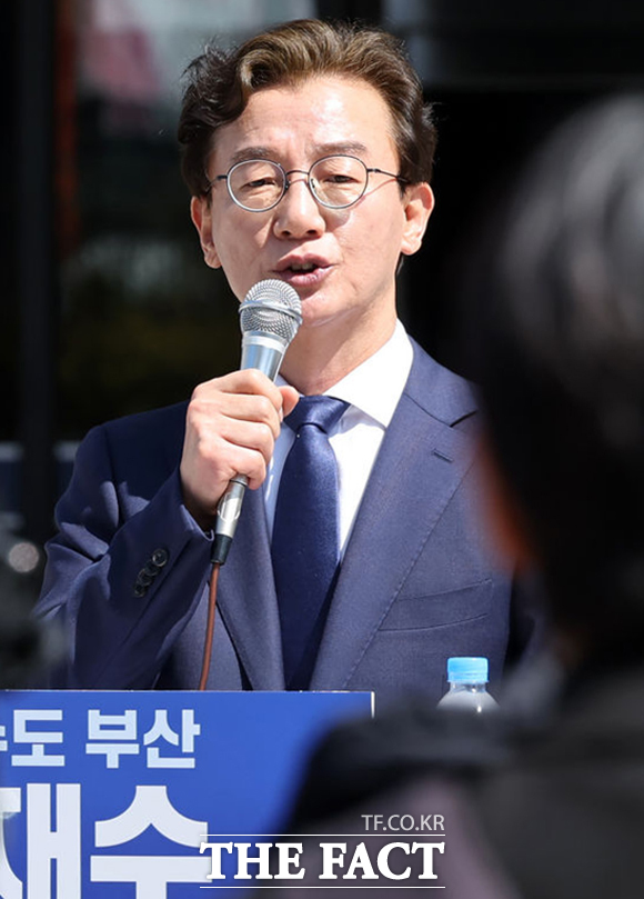 부산시장 출마 선언을 마친 전재수 의원이 지지자들과 거리 인사에 나서며 기념사진을 남기고 있다. /부산=뉴시스