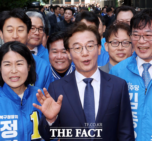 부산시장 출마 선언을 마친 전재수 의원이 지지자들과 거리 인사에 나서며 기념사진을 남기고 있다. /부산=뉴시스