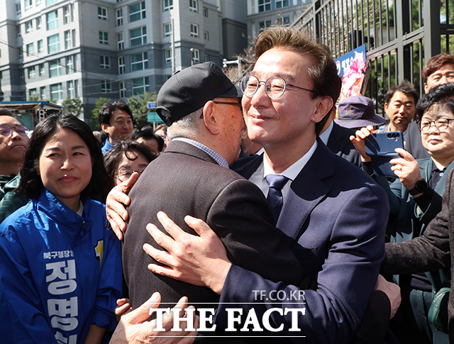 부산시장 출마 선언을 마친 전재수 의원이 지지자들과 거리 인사에 나서며 기념사진을 남기고 있다. /부산=뉴시스