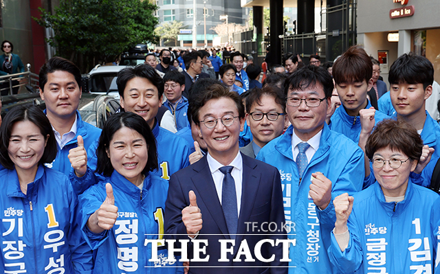 부산시장 출마 선언을 마친 전재수 의원이 지지자들과 거리 인사에 나서며 기념사진을 남기고 있다. /부산=뉴시스