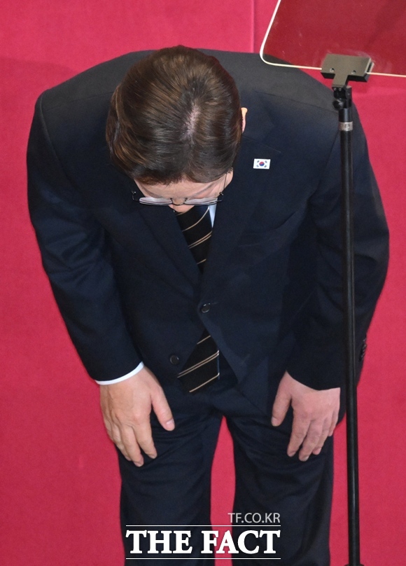 이재명 대통령이 2일 여의도 국회 본회의장에서 2026년도 제1회 추가경정예산안 시정연설을 하기 전 인사를 하고 있다. /뉴시스