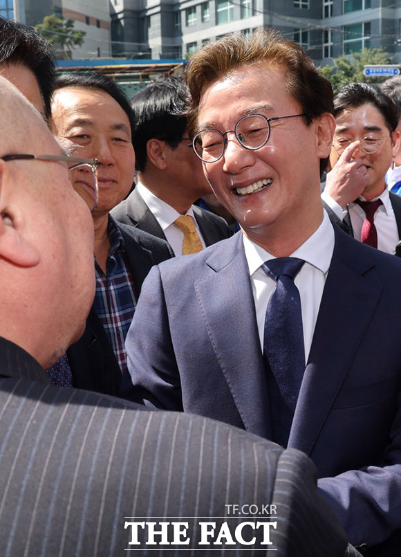 부산시장 출마 선언을 마친 전재수 의원이 지지자들과 거리 인사에 나서며 기념사진을 남기고 있다. /부산=뉴시스