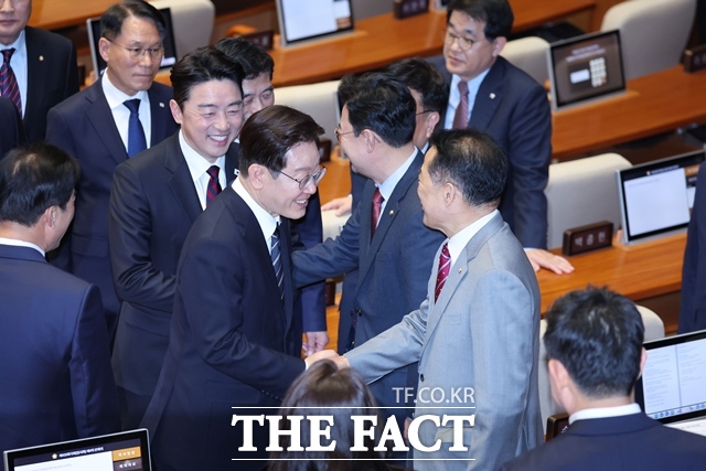 이재명 대통령이 2일 여의도 국회 본회의장에서 추가경정예산안 시정연설을 마친 뒤 국민의힘 의원들과 인사하고 있다. /뉴시스