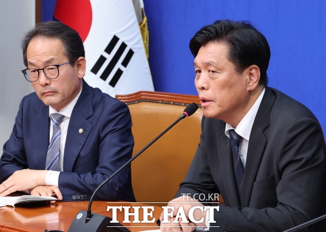 더불어민주당이 한동훈 무소속 부산 북구갑 재보궐선거 후보의 유사 선거사무소 의혹과 관련해 선거관리위원회와 경찰의 철저한 조사를 촉구했다. 사진은 조승래 더불어민주당 사무총장이 지난 4월 1일 오후 서울 여의도 국회에서 열린 긴급최고위원회의 백브리핑에서 김관영 전북도지사를 현금살포와 관련해 제명하기로 의결한 경위에 대해 설명하고 있는 모습./뉴시스