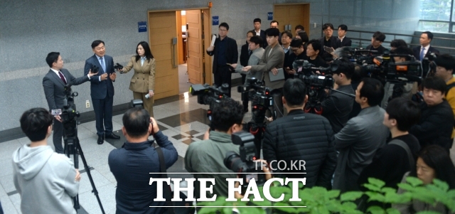 과거 윤관석 전 의원의 돈봉투 의혹이 불거졌을 당시 더불어민주당은 미온적 대응에 제 식구 감싸기라는 비판을 받기도 했다. 사진은 김관영 전북특별자치도 도지사가 지난 1일 전북 전주시 전북특별자치도청 도지사실 앞에서 돈봉투 전달 논란과 관련한 긴급 기자회견을 열고 질의에 답변하고 있는 모습./뉴시스