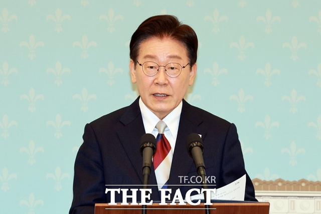 이재명 대통령이 3일 청와대에서 에마뉘엘 마크롱 프랑스 대통령과 정상회담을 가진 뒤 공동언론발표를 하고 있다. /뉴시스