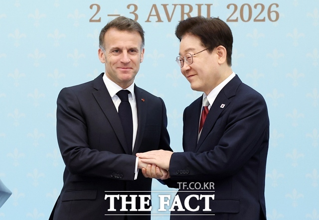 이재명 대통령이 3일 청와대에서 에마뉘엘 마크롱 프랑스 대통령과 정상회담과 공동언론발표를 마친 뒤 악수를 하고 있다. /뉴시스