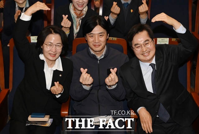 일각에서는 한 의원이 네거티브 공세에 집중하며 중도 확장성을 확보하지 못했고, 결과적으로 강성 지지층에 머무르며 한계에 직면했다는 평가도 나온다. 사진은 지난달 26일 경기 화성시 수원대학교 벨칸토아트센터에서 열린 제22회 경기도사회복지사대회에 참석한 추미애(왼쪽부터), 한준호, 김동연 민주당 경기도지사 경선 후보. /뉴시스