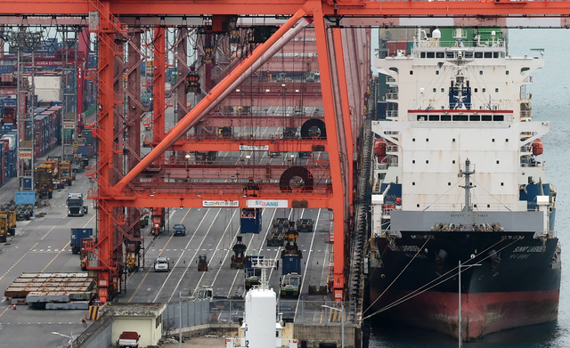 산업통상부는 올해 1분기(1~3월) FDI 신고액이 전년 동기 대비 0.1% 증가한 64억1000만달러로 집계됐다고 3일 밝혔다. 사진은 지난달 6일 부산 남구 신선대부두. / 뉴시스