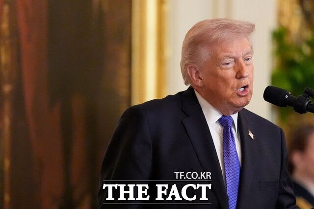 트럼프 대통령은 1일(현지시간) 백악관에서 진행된 부활절 오찬 행사에서 “(한국은) 우리에게 도움이 되지 않았다”며 “우리가 험지에 핵 무력(북한) 바로 옆에 4 만5000명의 군인을 두고 있는데도 말이다”라고 말했다. 사진은 지난달 2일(현지시간) 트럼프 대통령이 미국 워싱턴DC 백악관 이스트룸에서 열린 명예훈장 수여식에서 연설하는 모습. /뉴시스, AP