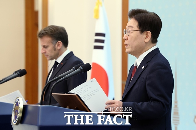 이재명 대통령과 에마뉘엘 마크롱 프랑스 대통령이 3일 청와대에서 정상회담을 가진 뒤 공동언론발표를 하고 있다. /뉴시스
