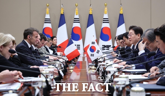 이재명 대통령이 3일 청와대에서 에마뉘엘 마크롱 프랑스 대통령과 정상회담을 갖고 있다. /뉴시스