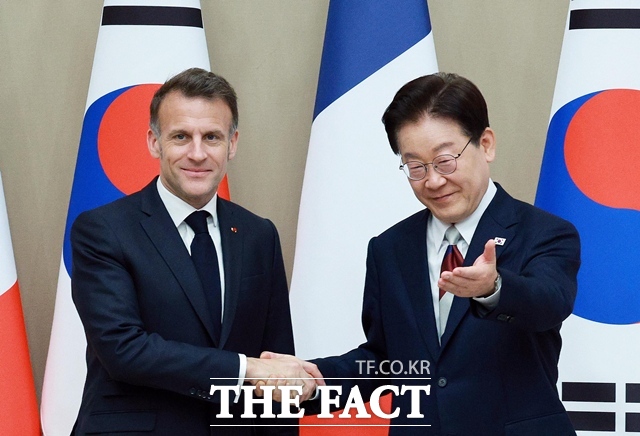 이재명 대통령이 3일 청와대에서 에마뉘엘 마크롱 대통령과 정상회담 기념촬영을 하고 있다. /뉴시스