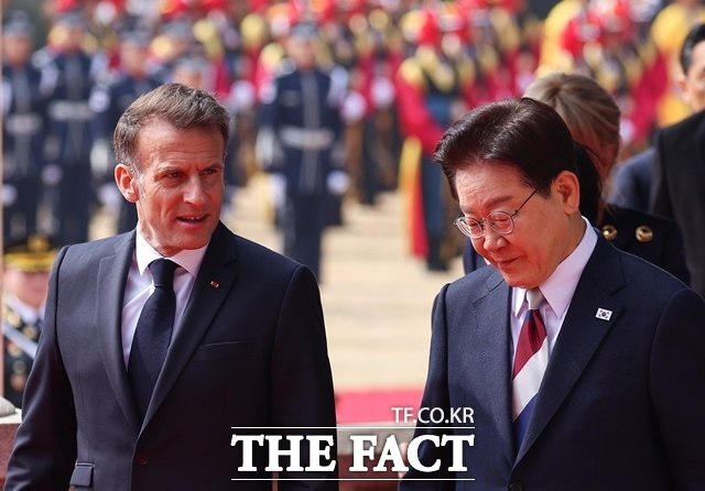 이재명 대통령과 에마뉘엘 마크롱 프랑스 대통령이 3일 청와대에서 열린 공식환영식을 마친 뒤 이동하고 있다. 이날 이 대통령은 프랑스 국기의 세 가지 색깔을 담은 넥타이를 착용해 예우와 환영의 마음을 표현했다. /뉴시스
