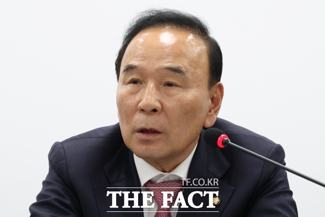 국민의힘 공천관리위원회가 3일 대구시장 당내 경선과 관련해 컷오프(공천 배제)된 주호영 의원과 이진숙 전 방송통신위원장을 제외한 경선 체제를 유지하기로 결정했다. 사진은 박덕흠 공관위원장이 전날 서울 여의도 당사에서 열린 공천관리위원회 회의에서 발언하는 모습. /뉴시스