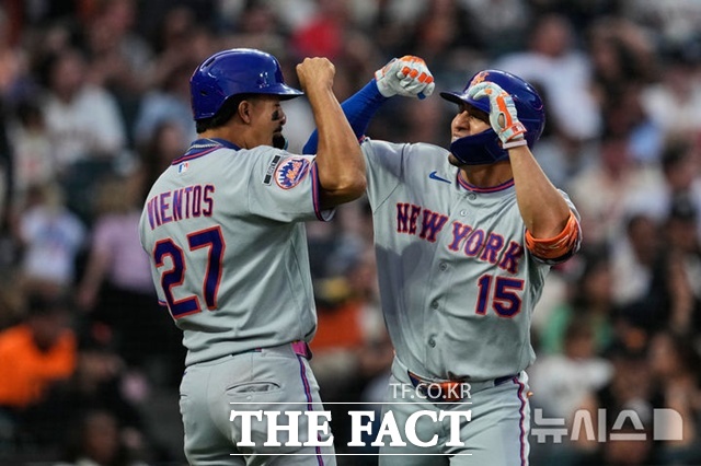 뉴욕 메츠 타이론 타일러(오른쪽)가 5일(한국시간) 샌프란시스코 자이언츠전에서 5회초 승부를 결정짓는 중월 3점 홈런을 날린 뒤 마크 비엔토스의 환영을 받고 있다. /샌프란시스코=AP.뉴시스