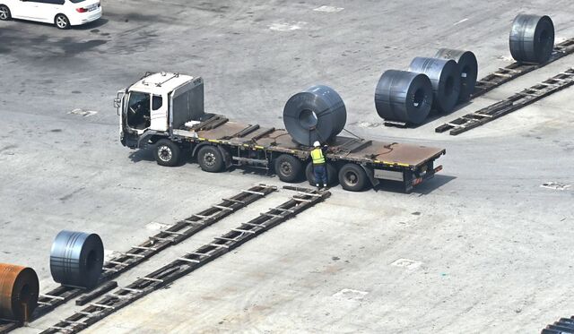 산업통상부는 6일(미 동부시간 0시 1분 기준) 시행 예정인 미국의 철강·알루미늄·구리 파생상품 232조 관세 개편에 따라 과세 기준이 기존 금속 함량에서 제품 가격으로 바뀐다고 밝혔다. 사진은 지난 3일 경기 평택시 포승읍 평택항 야적장에 쌓인 철강제품. / 뉴시스