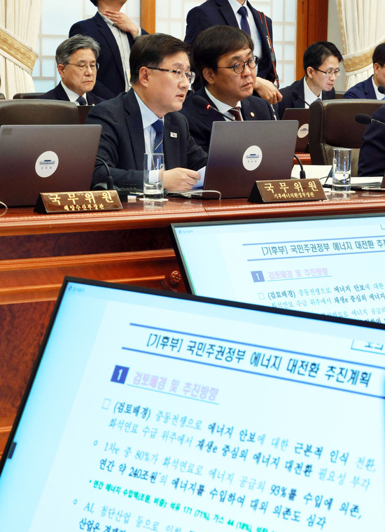 기후에너지환경부 6일 국무회의에서 ‘국민주권정부 에너지 대전환 추진계획’을 보고했다. 사진은 이날 청와대에서 열린 국무회의 겸 비상경제점검회의에서 발언하고 있는 김성환 기후부 장관. / 뉴시스