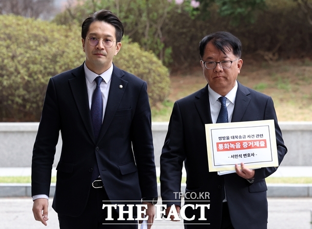 전용기(왼쪽) 더불어민주당 의원과 서민석 변호사가 6일 서울 서초구 서울고등검찰청 앞으로 쌍방울 대북송금 사건 관련 박상용 검사 녹취 증거 제출 기자회견을 위해 이동하고 있다. /뉴시스