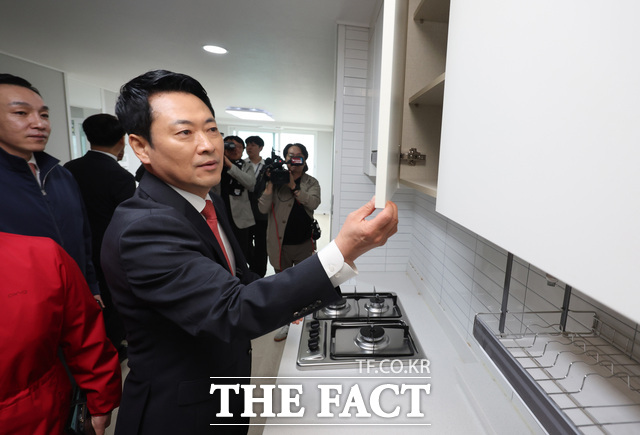 장동혁 국민의힘 대표가 지방선거를 앞두고 민생 현장 행보를 강화하며 중도층 공략에 나섰다. 장 대표가 6일 인천 계양구 계산동의 '천원 주택' 을 찾아 내부를 살펴보고 있는 모습. /뉴시스