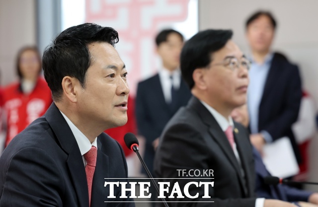 국민의힘의 지방선거 전략인 ‘정권 심판론’이 큰 효과를 거두지 못하고 있다. 사진은 장동혁 국민의힘 대표가 6일 오전 인천 남동구 인천시당에서 열린 인천 현장최고위원회의에서 발언하고 있는 모습. /뉴시스