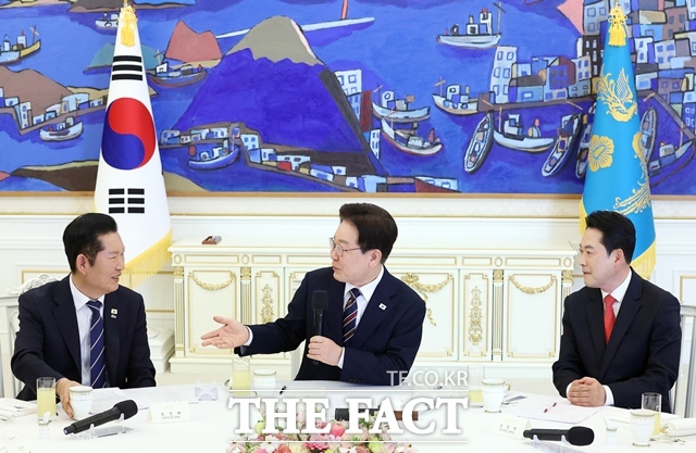 이재명 대통령이 7일 청와대에서 열린 여야정 민생경제협의체 회담 및 오찬에서 정청래 더불어민주당 대표, 장동혁 국민의힘 대표와 대화하고 있다. /뉴시스