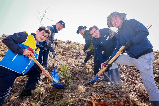 한국중부발전은 7일 보령시 오서산 일원에서 열린 탄소흡수원 조성행사에 참여했다. / 중부발전