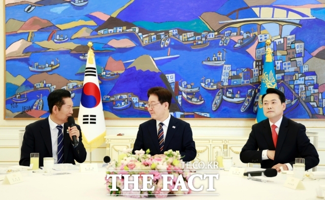 더불어민주당이 7일 '윤석열 정권 조작기소 및 공소취소 국정조사 추진위원회'(공소취소 추진위)의 국정조사를 지방 선거 이후로 연기하자는 국민의힘에 단호한 입장을 유지했다. 사진은 이재명 대통령이 7일 청와대에서 열린 여야정 민생경제협의체 회담 및 오찬에서 정청래 더불어민주당 대표의 발언을 듣고 있는 모습. 왼쪽부터 정 대표, 이 대통령, 장동혁 국민의힘 대표. /뉴시스