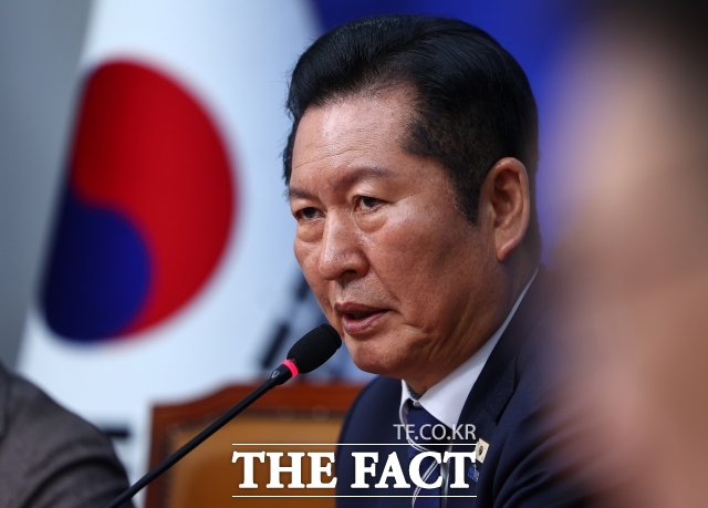 더불어민주당이 '집토끼' 사수에 나섰다. 6·3 지방선거를 앞두고 매주 3차례씩 현장 최고위원회의를 열며 전국을 순회하는 가운데, 전남 지역에는 이례적으로 1박 2일 일정을 배치했다. 사진은 지난 7일 오후 서울 여의도 국회에서 열린 '착!붙 공약 프로젝트' 2호·3호 공약 발표 기자회견에서 발언하고 있는 정청래 대표. /뉴시스