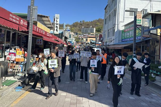 한국남부발전 하동빛드림본부는 7일 하동군과 함께 하동읍 전통시장에서 에너지절약 캠페인을 진행했다. / 남부발전