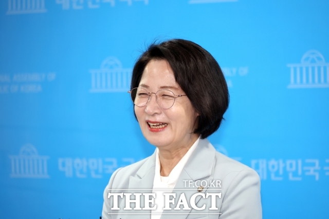 더불어민주당 6·3 지방선거 경기도지사 후보에 6선 의원인 추미애 후보가 확정됐다. 사진은 추 위원회 위원장이 지난달 23일 오전 서울 여의도 국회 소통관에서 열린 법사위원장 사퇴 기자회견에서 취재진 질문에 답변을 하고 있는 모습. /뉴시스