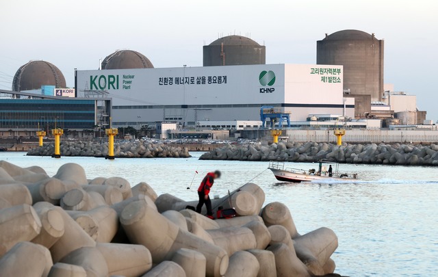 고준위방사성폐기물관리위원회는 오는 8일자로 국회 추천위원 4인의 위촉 절차가 마무리되면서 전체 9인 체제가 완성됐다고 7일 밝혔다. 사진은 부산 기장군의 한 마을에서 바라본 고리원전 2호기(오른쪽 두번째). / 뉴시스