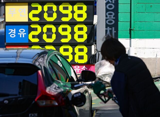 산업통상부는 8일 국제유가 급락 속 3차 최고가격제 고시를 하루 앞두고 시장 상황을 점검하고 있다. 사진은 지난 7일 서울 시내 한 주유소. / 뉴시스