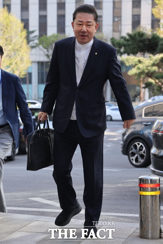 정치자금법 위반 등 각종 비위 의혹을 받는 김병기 무소속 의원이 8일 서울 마포구 공공범죄수사대에서 열린 6차 피의자 조사에 출석하고 있다. /뉴시스