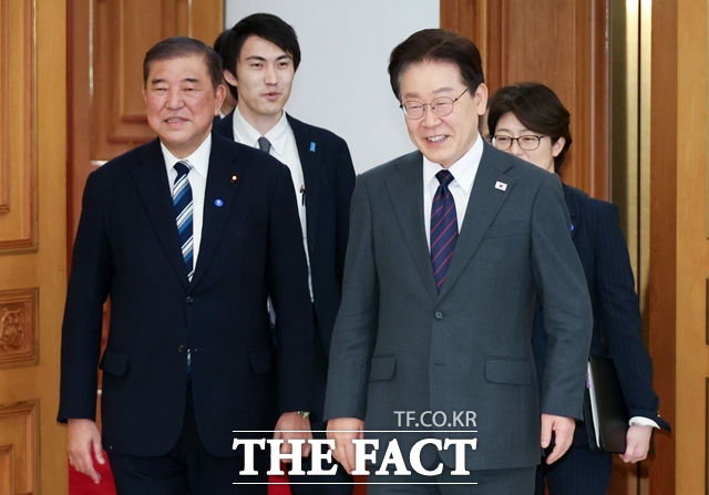 이재명 대통령과 이시바 시게루 전 일본 총리가 8일 청와대에서 열린 오찬에 입장하고 있다. /뉴시스