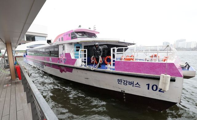 산업통상부는 8일 제조사·공급사·판매사와 관계부처가 참석한 석유제품 수급대책회의를 열고 대응 방안을 논의했다. / 산업부