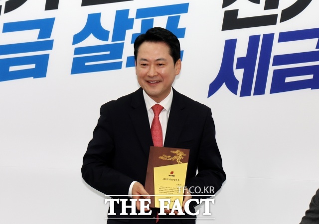 6·3 지방선거를 앞두고 장동혁 국민의힘 대표의 정치적 역량이 중대 기로에 섰다.사진은 장동혁 국민의힘 대표가 9일 오전 서울 여의도 국회에서 열린 100만 책임당원 돌파 기념식에서 특별 제작 당원증을 들고 있는 모습. /뉴시스