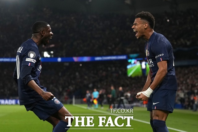 전반 11분 선제골을 터뜨린 데지레 두에(오른쪽)가 우스만 뎀벨레와 함께 역동적인 골 세리머니를 펼치고 있다./파리=AP.뉴시스