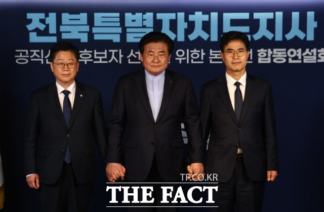 김관영 전북특별자치도지사의 의혹에 제명으로 선을 그은 더불어민주당이 이원택 후보에게는 '혐의없음' 결론을 내리면서 이중잣대라는 지적이 나온다. 사진은 민주당 전북지사 예비후보인 안호영(왼쪽) 의원과 이원택(오른쪽) 의원이 지난 7일 오후 서울 여의도 중앙당사에서 열린 합동연설회에서 소병훈 중앙당 선거관리위원장과 함께 기념촬영하고 있는 모습. /뉴시스