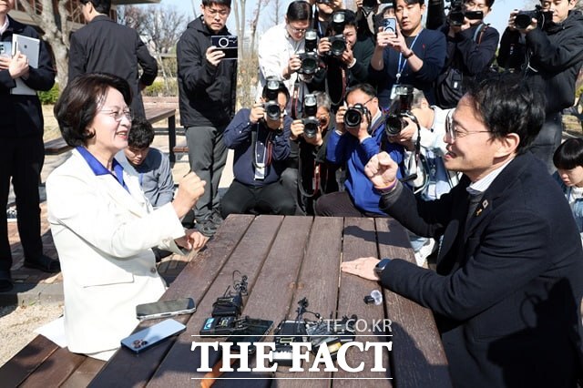 더불어민주당 박주민(오른쪽) 의원과 추미애 경기도지사 후보가 지난 8일 서울 여의도 국회 소통관 앞에서 만나 서로를 격려하고 있다. /뉴시스