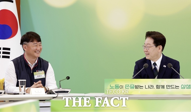 이재명 대통령이 10일 청와대에서 열린 전국민주노동조합총연맹 초청 간담회에서 양경수 위원장과 대화하고 있다. /뉴시스