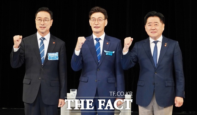 더불어민주당 제주특별자치도지사 본경선에서 위성곤 의원과 문대림 의원이 결선에 진출했다. 사진은 4월 7일 KBS제주방송총국에서 열린 민주당 제주지사선거 경선후보 토론회에서 기념촬영을 하고 있는 위성곤(왼쪽부터), 문대림, 오영훈 제주도지사 예비후보. /뉴시스