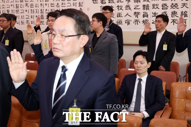 '쌍방울 대북 송금' 의혹 사건의 수사 책임자인 박상용 인천지검 부부장검사가 지난 3일 국회에서 열린 윤석열 정권 정치검찰 조작기소 의혹사건 진상규명 국정조사 특별위원회 전체회의에서 증인선서를 거부하며 자리에 앉은 모습. /뉴시스