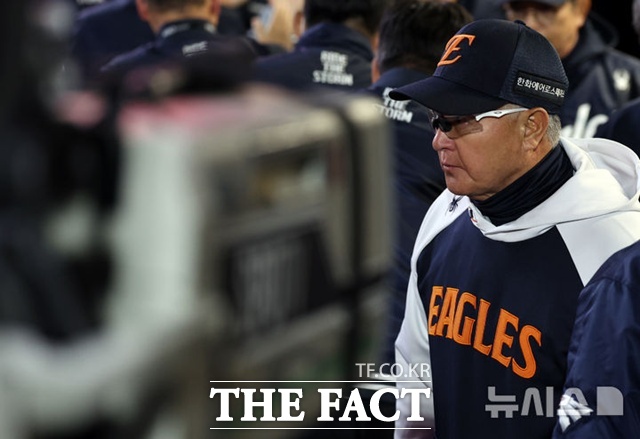 김경문 한화 이글스 감독의 고민이 깊어지고 있다. 불펜의 핵심으로 기대를 모았던 정우주가 난조를 보이면서 팀 전력에도 비상이 걸렸다. /뉴시스