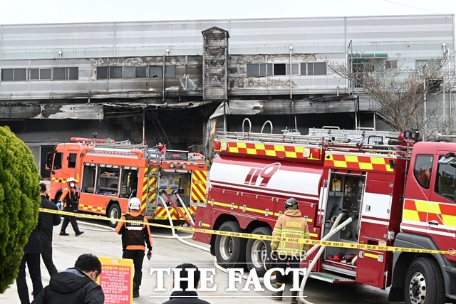 전남 완도의 냉동창고 화재 현장에 출동한 소방관 2명이 진화 도중 현장에 고립돼 숨졌다. /뉴시스