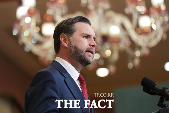 미국과 이란의 종전협상이 결렬됐다. 사진은 JD 밴스 미국 부통령이 12일(현지시간) 파키스탄 및 이란 대표들과 회동한 뒤 기자회견을 하고 있는 모습이다. /AP·뉴시스