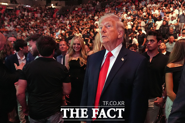 도널드 트럼프 미국 대통령이12일(현지시간) 미국 플로리다주 마이애미의 카세야 센터에서 UFC 327 경기를 관람하고 있다. 이 시각 파키스탄 이슬라마바드에서는 JD 밴스 부통령이 이란과의 휴전 협상 불발 소식을 발표하고 있었다. /AP.뉴시스