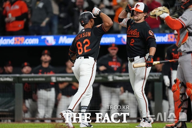 볼티모어 오리올즈 제레미 잭슨(왼쪽)이 12일(한국시간) 샌프란시스코 자이언츠전에서 7회말 홈런을 날린 뒤 거너 핸더슨의 환영을 받고 있다. /볼티모어=AP.뉴시스